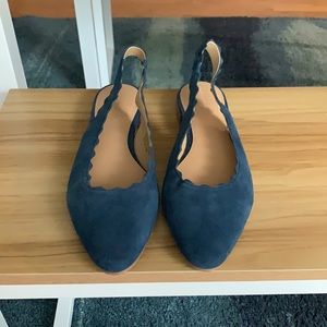 NWOT Violet & Red scalloped heel-less flats